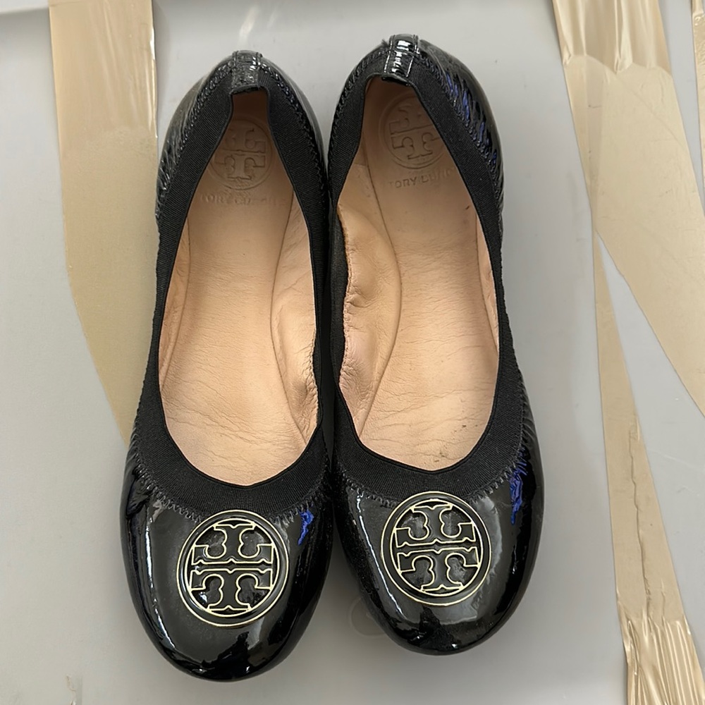 Tory Burch black patten leather flat. In excellent condition.